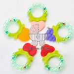 Mordedor de fruta con sonajero y caja transportadora